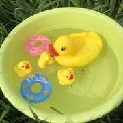 2023夏天婴幼儿童男女宝宝洗澡玩具鸭子带泳圈捏捏叫小黄鸭