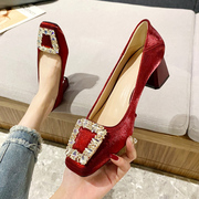 红色婚鞋女中式秀禾水晶新娘鞋，2024年浅口粗跟宴会单鞋不累脚