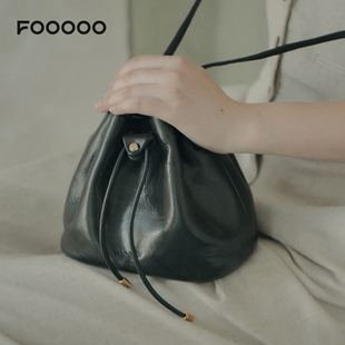 fooooo植鞣系列「软糯阿汤包，」质感简约抽绳水桶包单肩斜跨包