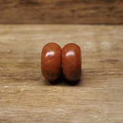 西藏百年柿子红老南红切片珠一对 皮壳包浆熟美 老伤微裂 好价