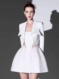 高级感气质套装裙设计师鱼骨白色，抹胸礼服裙蕾丝名媛连衣裙短外套