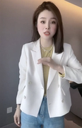 女装衣依阿玛施2024春秋，时尚洋气西装领背后扣子设计感短外套