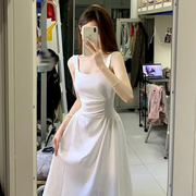 白色吊带连衣裙女2023年夏季赫本风，法式高级感收腰显瘦长裙子