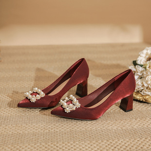红色高跟鞋女粗跟方扣水钻宴会新娘，鞋法式气质，中跟43大码尖头单鞋