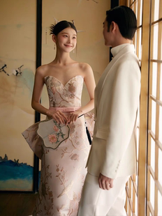 影楼新中式新娘拖尾轻婚纱，时尚国风白色缎面，摄影复古轻奢礼服