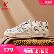 中国乔丹板鞋男2024厚底潮流，涂鸦描边鞋子，休闲运动情侣小白鞋