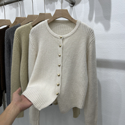 设计感下摆不规则圆领，单排扣针织开衫女秋季纯色长袖毛衣外套