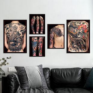 纹身装饰画组合客厅沙发，背景墙画满背刺青花臂花腿，有框画纹绣海报