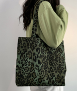 绿色豹纹帆布包包，2024春夏女小众设计通勤上班文艺单肩手提袋