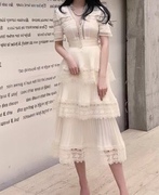 春夏法式复古小众，蕾丝v领米白色短袖百褶修身连衣裙长裙