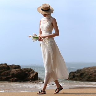 白色高级感网纱拼接挂脖连衣裙法式女夏无袖，露肩优雅立领沙滩长裙