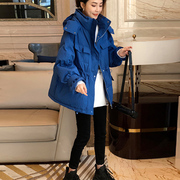 克莱因蓝羽绒服女连帽小个子，时尚中长款袄子，冬装2023年欧洲站