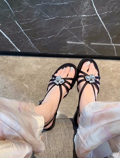 米霓大姐姐2023夏季时尚法式优雅宝石扣细带坡跟露趾凉鞋女