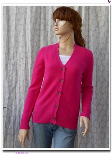 春季玫红色v领单排扣直筒长袖羊毛，针织开衫毛衣外套纽扣简约通勤