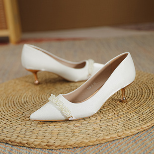 法式绸缎高跟鞋女细跟婚鞋珍珠中跟白色酒红色气质尖头浅口小跟鞋