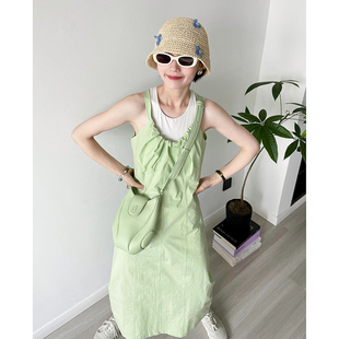 奶系穿搭苹果绿吊带连衣裙女夏季法式设计感压褶显瘦甜辣裙子
