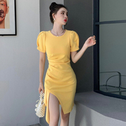 设计感小众法式泡泡袖连衣裙，惊艳黄色修身不规则开叉包臀裙夏季女