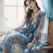 夏季长袖v领蓝色碎花连衣裙海边度假高级感精致仙女雪纺收腰长裙