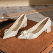 513-5 法式高跟婚鞋女中跟2022年尖头新娘伴娘鞋粗跟花朵单鞋