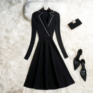 黑色赫本连衣裙轻熟长袖针织钉珠，收腰西装领女气质秋装连体针织裙