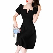赫本风小黑裙黑色晚礼服设计感时尚，洋气减龄显瘦泡泡袖v领连衣裙