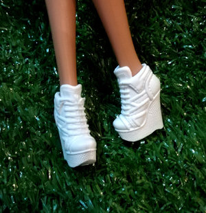 正散货娃娃配件鞋子常规，小踮脚芭芘娃娃关节体穿白色坡跟绑带短靴