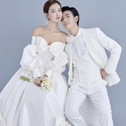 韩式内景写真白色缎面婚纱影楼情侣主题服装简约风一字肩礼服
