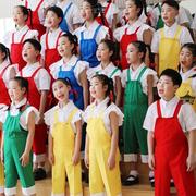 儿童红领巾背带裤表演服红黄蓝绿男女校园合唱服劳动光荣演出服