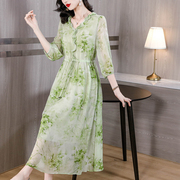 夏季真丝连衣裙2023高级感桑蚕丝，绿色碎花高端精致大牌显瘦裙