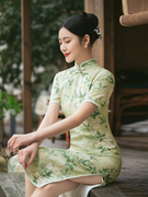 时光裁剪真丝旗袍女夏季高级感年轻款小清新绿色日常连衣裙