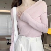 粉色斜肩针织衫女2023秋季修身显瘦一字肩露肩上衣设计感毛衣