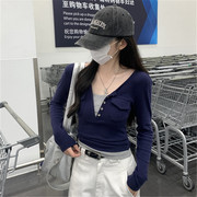 韩版秋冬纯色假两件套v领撞色长袖t恤小众，设计藏蓝色修身打底衫女