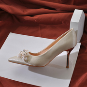 缎面婚鞋女2023新娘鞋香槟色高跟鞋细跟尖头单鞋水钻珍珠扣