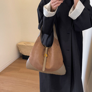 今年流行包包女2023秋冬小众设计高级质感，单肩斜挎女士水桶包