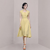 赫本风高腰伞裙a字显瘦长裙夏季气质，方领短袖法式复古黄色连衣裙