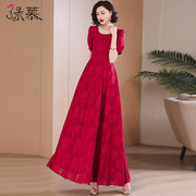 红色提花连衣裙女2024夏季气质，修身显瘦沙滩裙度假大摆长裙