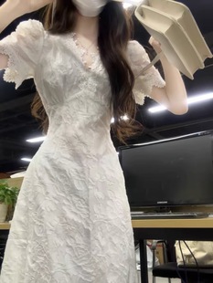 茶歇法式白色蕾丝V领泡泡袖连衣裙子夏季女温柔风仙女裙气质长裙