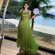 嫩芽绿色显白缎面挂脖吊带，连衣裙女法式露背长裙度假沙滩裙子礼服