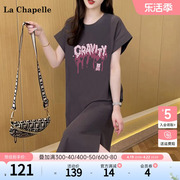 拉夏贝尔/La Chapelle2024年夏装休闲直筒字母圆领连衣裙子女