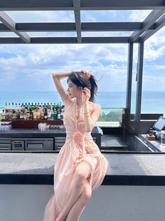 三亚海边旅行拍照绝美露背度假沙滩裙女粉色气质开叉挂脖连衣长裙