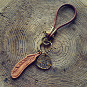手工头层牛皮原色植鞣复古圆皮绳腕带，皮雕羽毛黄铜配件钥匙扣礼物