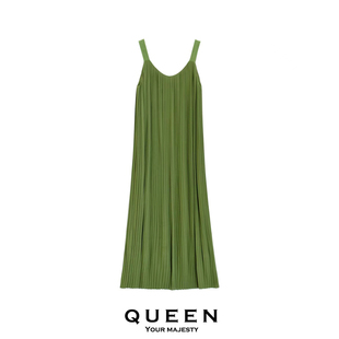夏日风琴绿色吊带连衣裙，女夏季慵懒风，长裙遮肉显瘦百褶裙子