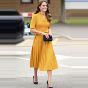 凯特王妃明星同款优雅气质，百褶裙女时尚修身中长款黄色连衣裙