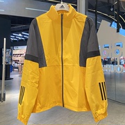 阿迪达斯梭织外套男春季黄色，立领运动冲锋夹克，男防风衣gp6402