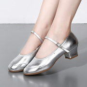 跳广场舞的鞋子中跟四季软底真皮银色跳舞鞋交谊舞蹈鞋演出鞋