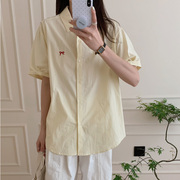 淡黄色衬衫女短袖韩系少女刺绣，小鸡黄上衣设计感卷边袖polo领衬衣