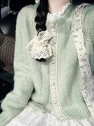奶绿色花边设计感针织毛衣，开衫女春季文艺复古慵懒风短款上衣外套