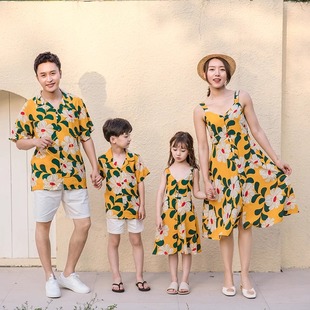 沙滩亲子装海边度家四口夏威夷黄色花朵，母女装连衣裙男童短袖