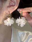 设计感白色花瓣镶钻耳圈耳环女2023年潮气质超仙高级感耳饰品