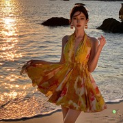 海边度假黄色碎花挂脖连衣裙，甜酷辣妹风性感露背小个子，沙滩短裙子